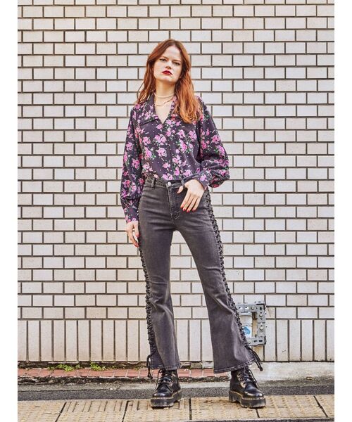 jouetie（ジュエティ）の「サイドレースアップフィットデニム（デニムパンツ・レディース・ブルー/ブラック・SMALL/MEDIUM）」の3枚目の写真