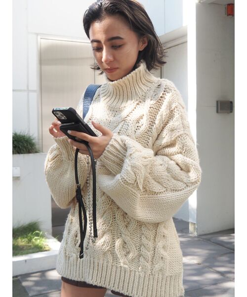 EVRIS（エヴリス）の「ボールチェーンiPhone12/12Proケース（スマホケース/カバー・レディース・ブラック/ブラウン・FREE）」の4枚目の写真