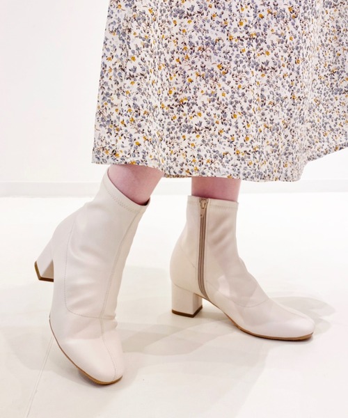 SPINNS（スピンズ）の「フェイクレザー ストレッチショートヒールブーツ（ブーツ・レディース・ホワイト/ブラック/ベージュ/アイボリー・LL/M/L）」の2枚目の写真