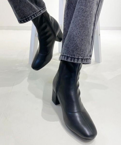 SPINNS（スピンズ）の「フェイクレザー ストレッチショートヒールブーツ（ブーツ・レディース・ホワイト/ブラック/ベージュ/アイボリー・LL/M/L）」の4枚目の写真