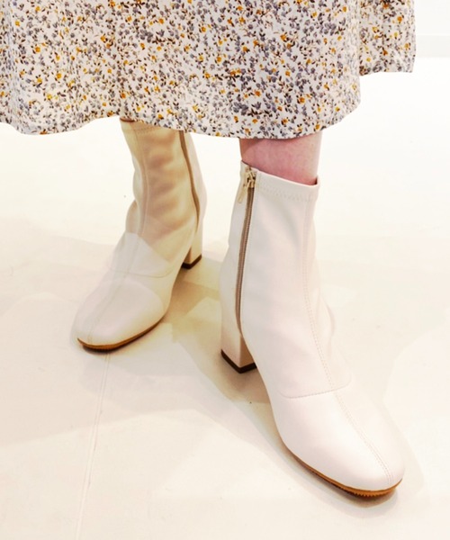 SPINNS（スピンズ）の「フェイクレザー ストレッチショートヒールブーツ（ブーツ・レディース・ホワイト/ブラック/ベージュ/アイボリー・LL/M/L）」の5枚目の写真