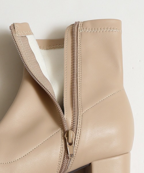 SPINNS（スピンズ）の「フェイクレザー ストレッチショートヒールブーツ（ブーツ・レディース・ホワイト/ブラック/ベージュ/アイボリー・LL/M/L）」の10枚目の写真