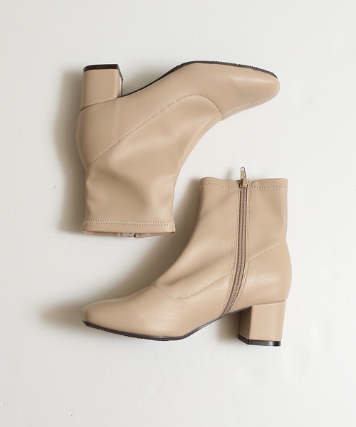 SPINNS（スピンズ）の「フェイクレザー ストレッチショートヒールブーツ（ブーツ・レディース・ホワイト/ブラック/ベージュ/アイボリー・LL/M/L）」の15枚目の写真