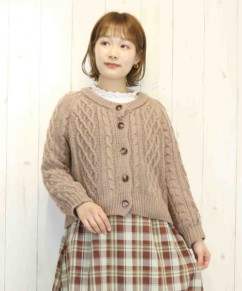 Clice de Paris（クリシェドゥパリス）の「K/ケーブル編みカーディガン（カーディガン/ボレロ・レディース・ベージュ/アイボリー/ラベンダー・ONESIZE）」の2枚目の写真