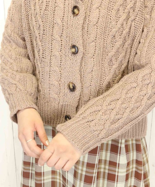 Clice de Paris（クリシェドゥパリス）の「K/ケーブル編みカーディガン（カーディガン/ボレロ・レディース・ベージュ/アイボリー/ラベンダー・ONESIZE）」の5枚目の写真