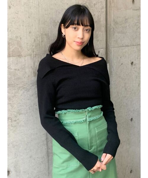 EMODA（エモダ）の「オーバーカラーデコルテニット（ニット/セーター・レディース・ブラック/パープル/グレー/ライム・FREE）」の2枚目の写真