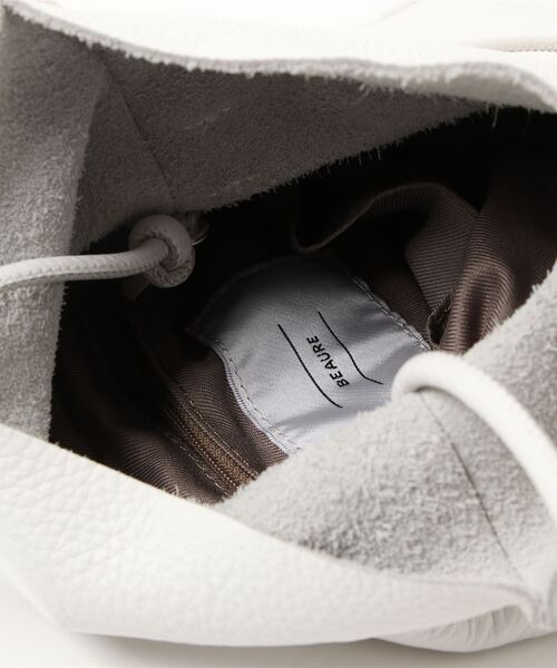 Beau're（ヴュレ）の「BEAURE ヴュレ カウレザー 薄マチ 巾着 ショルダーバッグ（ショルダーバッグ・レディース・キャメル/ブラック/ホワイト/オリーブ/グレー/ブルー/アイボリー/ペールイエロー・FREE）」の11枚目の写真