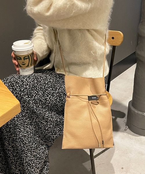 Beau're（ヴュレ）の「BEAURE ヴュレ カウレザー 薄マチ 巾着 ショルダーバッグ（ショルダーバッグ・レディース・キャメル/ブラック/ホワイト/オリーブ/グレー/ブルー/アイボリー/ペールイエロー・FREE）」の8枚目の写真