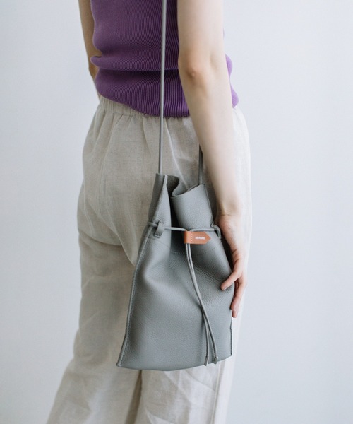 Beau're（ヴュレ）の「BEAURE ヴュレ カウレザー 薄マチ 巾着 ショルダーバッグ（ショルダーバッグ・レディース・キャメル/ブラック/ホワイト/オリーブ/グレー/ブルー/アイボリー/ペールイエロー・FREE）」の5枚目の写真