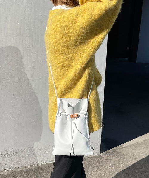 Beau're（ヴュレ）の「BEAURE ヴュレ カウレザー 薄マチ 巾着 ショルダーバッグ（ショルダーバッグ・レディース・キャメル/ブラック/ホワイト/オリーブ/グレー/ブルー/アイボリー/ペールイエロー・FREE）」の2枚目の写真