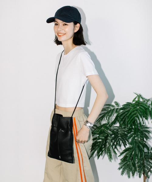 Beau're（ヴュレ）の「BEAURE ヴュレ カウレザー 薄マチ 巾着 ショルダーバッグ（ショルダーバッグ・レディース・キャメル/ブラック/ホワイト/オリーブ/グレー/ブルー/アイボリー/ペールイエロー・FREE）」の4枚目の写真