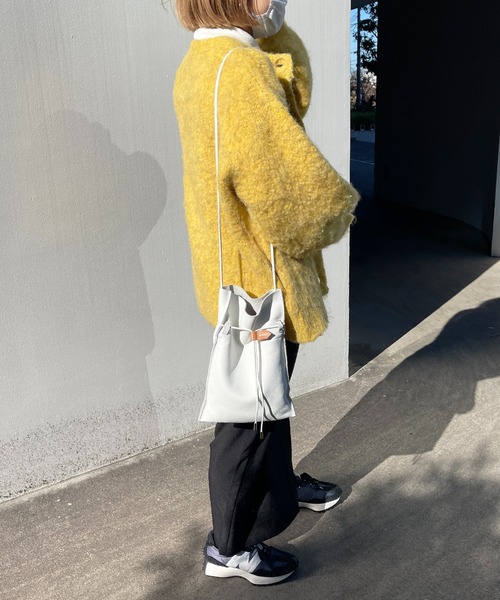 Beau're（ヴュレ）の「BEAURE ヴュレ カウレザー 薄マチ 巾着 ショルダーバッグ（ショルダーバッグ・レディース・キャメル/ブラック/ホワイト/オリーブ/グレー/ブルー/アイボリー/ペールイエロー・FREE）」の20枚目の写真