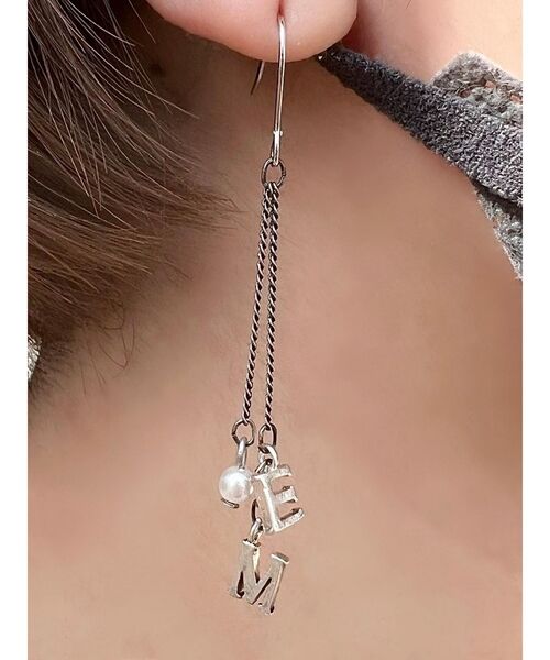 EATME（イートミー）の「EMロゴフェイクパールピアス（ピアス（両耳用）・レディース・シルバー・FREE）」の4枚目の写真