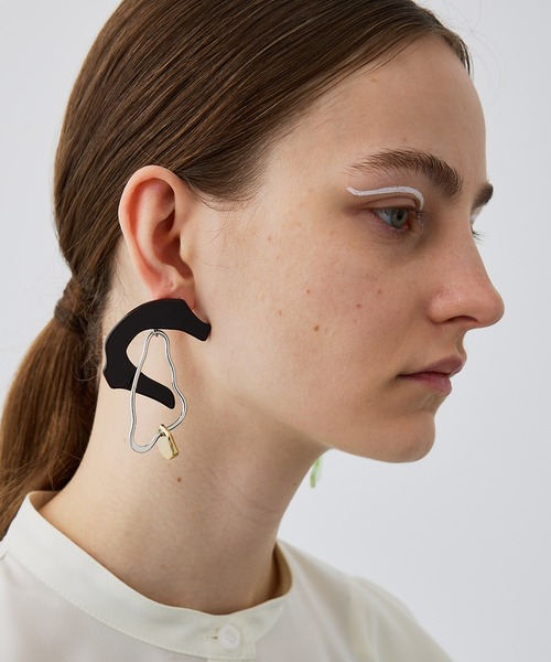 UNITED TOKYO（ユナイテッドトウキョウ）の「レジンローテートイヤリング（イヤリング・レディース・ベージュ/ライム・FREE）」の6枚目の写真