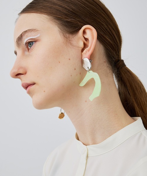 UNITED TOKYO（ユナイテッドトウキョウ）の「レジンローテートイヤリング（イヤリング・レディース・ベージュ/ライム・FREE）」の8枚目の写真