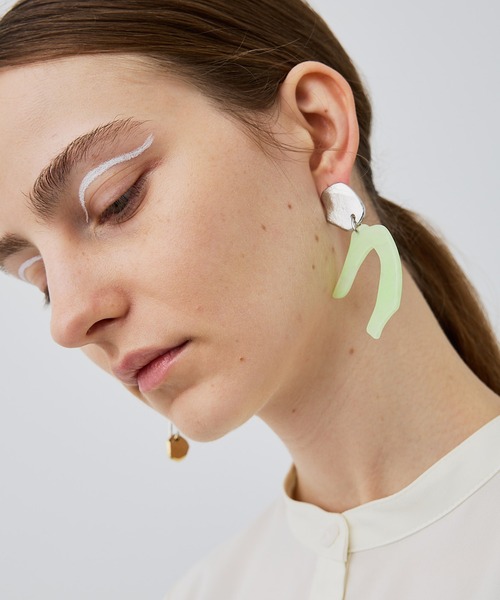 UNITED TOKYO（ユナイテッドトウキョウ）の「レジンローテートイヤリング（イヤリング・レディース・ベージュ/ライム・FREE）」の9枚目の写真