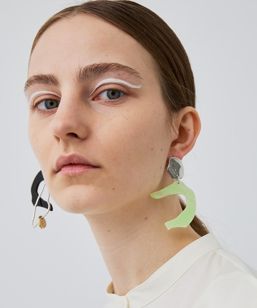 UNITED TOKYO（ユナイテッドトウキョウ）の「レジンローテートイヤリング（イヤリング・レディース・ベージュ/ライム・FREE）」の10枚目の写真