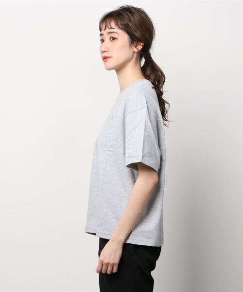 LACOSTE L!VE(ラコステライブ)の「ラコステライブ ワイド&ショートボクシーTシャツ(Tシャツ/カットソー・レディース・ライトグリーン/シルバーグレー・38/36/34)」の3枚目の写真