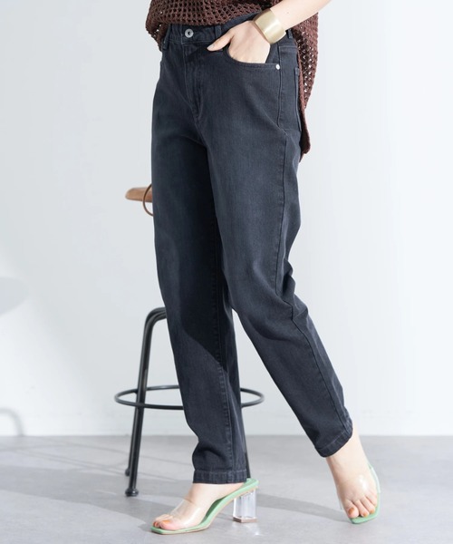 earth music&ecology(アースミュージックアンドエコロジー)の「デニムテーパードパンツ(デニムパンツ・レディース・インディゴブルー/ブラック・M/S/L)」の2枚目の写真