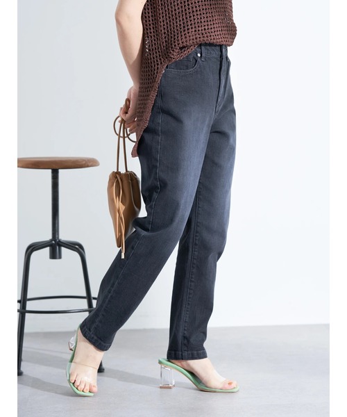 earth music&ecology(アースミュージックアンドエコロジー)の「デニムテーパードパンツ(デニムパンツ・レディース・インディゴブルー/ブラック・M/S/L)」の4枚目の写真