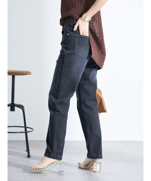 earth music&ecology(アースミュージックアンドエコロジー)の「デニムテーパードパンツ(デニムパンツ・レディース・インディゴブルー/ブラック・M/S/L)」の5枚目の写真