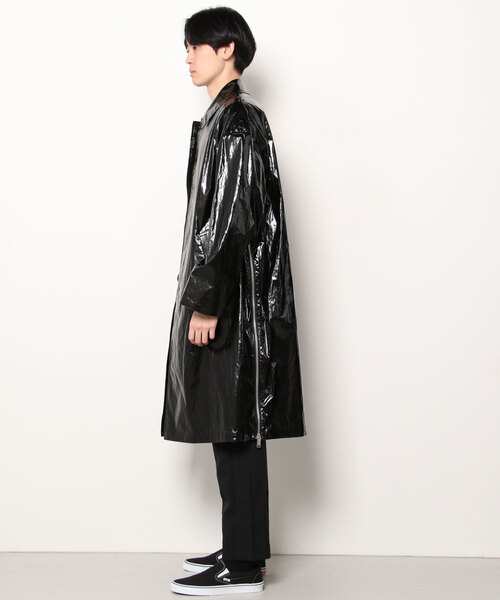 JOHN LAWRENCE SULLIVAN（ジョンローレンスサリバン）の「PATENT COATED OVERSIZED SIDE ZIP COAT（ステンカラーコート・メンズ・ブラック・46）」の3枚目の写真