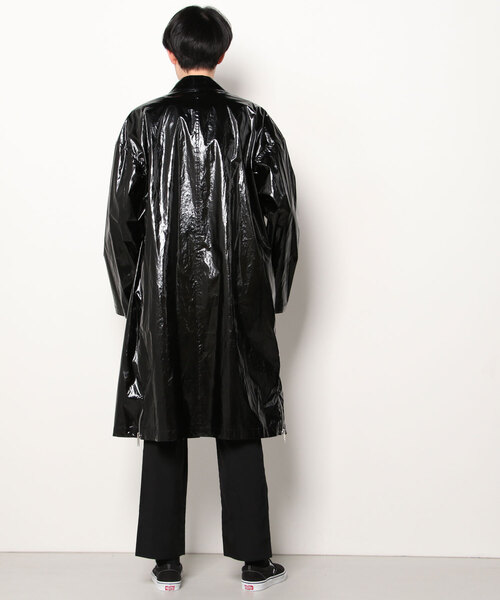 JOHN LAWRENCE SULLIVAN（ジョンローレンスサリバン）の「PATENT COATED OVERSIZED SIDE ZIP COAT（ステンカラーコート・メンズ・ブラック・46）」の5枚目の写真
