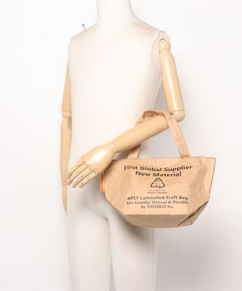TOSSDICE / BamBooks the Heritage（トスダイス／バンブックスザヘリテイジ）の「【 TOSSDICE / トスダイス 】 RECYCLED PET BOTTLE PAPER "Mini Tote" / リサイクル ペットボトル ペーパー ミニトート（トートバッグ・レディース・ベージュ・FREE）」の2枚目の写真