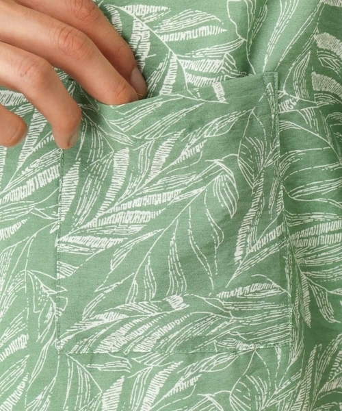 a.v.v（アーヴェヴェ）の「線画リーフ柄オープンカラーシャツ（シャツ/ブラウス・メンズ・ブラック/ミント・46/48/50）」の14枚目の写真