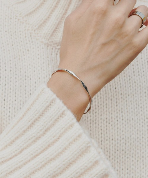 Auntie Rosa Holiday（アンティローザホリデー）の「ニュアンスナローバングル（バングル/リストバンド・レディース・シルバー/ゴールド・FREE）」の2枚目の写真
