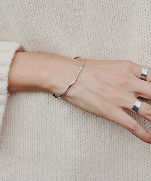 Auntie Rosa Holiday（アンティローザホリデー）の「ニュアンスナローバングル（バングル/リストバンド・レディース・シルバー/ゴールド・FREE）」の3枚目の写真