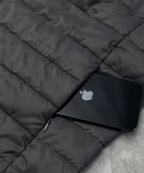 NYLAUS(ナイラス)の「スタンドカラー ライトダウンベスト(ダウンベスト・メンズ・ブラック/カーキ/キャメル/チャコール/ネイビー・L/LL/M)」の16枚目の写真