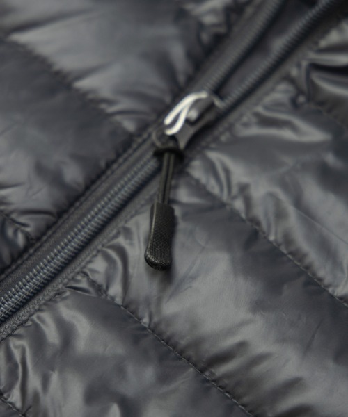 NYLAUS(ナイラス)の「スタンドカラー ライトダウンベスト(ダウンベスト・メンズ・ブラック/カーキ/キャメル/チャコール/ネイビー・L/LL/M)」の21枚目の写真