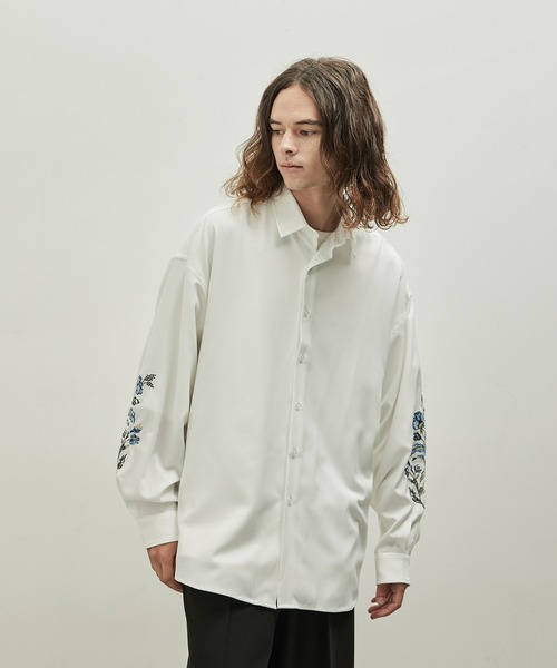 JUNRED（ジュンレッド）の「【 UNISEX 】フラワーデコオーバーシャツ（シャツ/ブラウス・メンズ・ブラック/ホワイト/ブラック系その他/ホワイト系その他・S/M/L）」の2枚目の写真