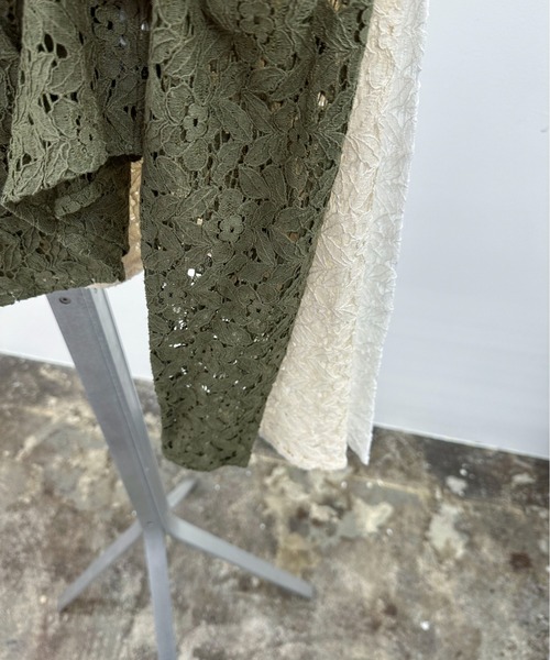 EPIMI E'PIMMY（エピミエピミー）の「フラワーレースブラウスカーディガン（カーディガン/ボレロ・レディース・オフホワイト/アイボリー/ブラック/オリーブ・MEDIUM）」の4枚目の写真