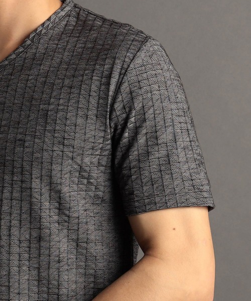 MONSIEUR NICOLE（ムッシュニコル）の「【canal deux Luxe】ジオメトリック VネックTシャツ（Tシャツ/カットソー・メンズ・ホワイト/グレー/ネイビー・MEDIUM/LARGE/XX-LARGE/X-LARGE）」の6枚目の写真