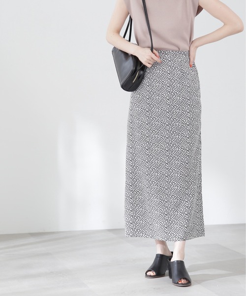 N.(N. Natural Beauty Basic)(エヌエヌナチュラルビューティーベーシック)の「◆小花柄ナロースカート(スカート・レディース・ホワイト系その他/ブラック系その他/ブラウン系その他・MEDIUM)」の4枚目の写真