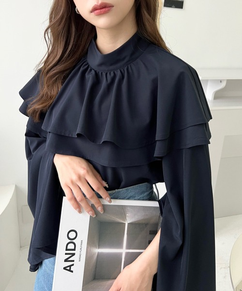 moment+（モーメントプラス）の「ケープカラースリットフレアスリーブ