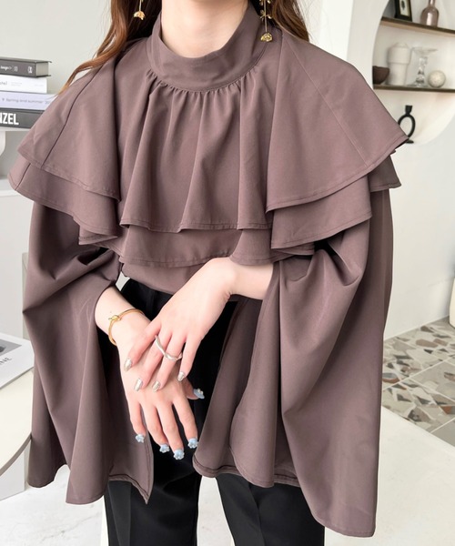 moment+（モーメントプラス）の「ケープカラースリットフレアスリーブ