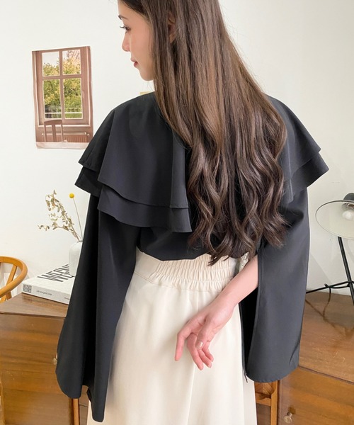 moment+（モーメントプラス）の「ケープカラースリットフレアスリーブ