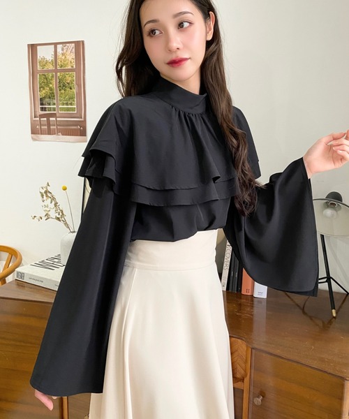 moment+（モーメントプラス）の「ケープカラースリットフレアスリーブ