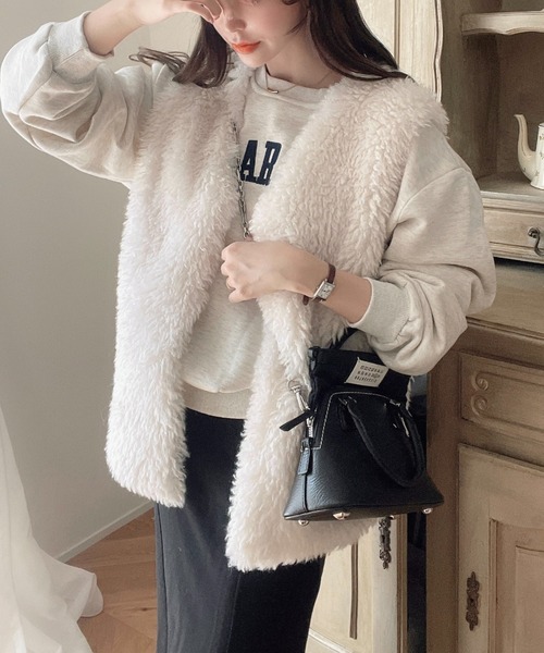 Ada.（エイダ）の「プードル ファーベスト ポケット付き（ベスト