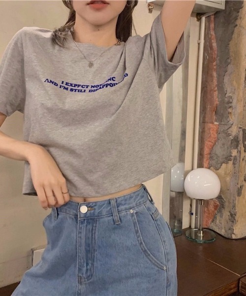 Ada.（エイダ）の「レタリングプリントクロップドTシャツ（Tシャツ/カットソー・レディース・グレー/ホワイト・FREE）」の2枚目の写真