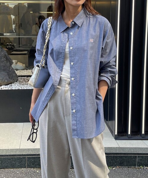 fredy emue（フレディエミュ）の「刺繍入りBasicシャツ（シャツ/ブラウス・レディース・オフホワイト/ネイビー/サックスブルー/ピンク・38）」の2枚目の写真