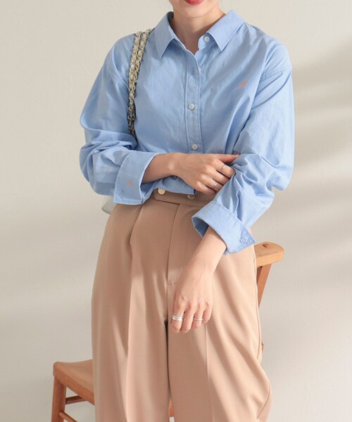 fredy emue（フレディエミュ）の「刺繍入りBasicシャツ（シャツ/ブラウス・レディース・オフホワイト/ネイビー/サックスブルー/ピンク・38）」の6枚目の写真