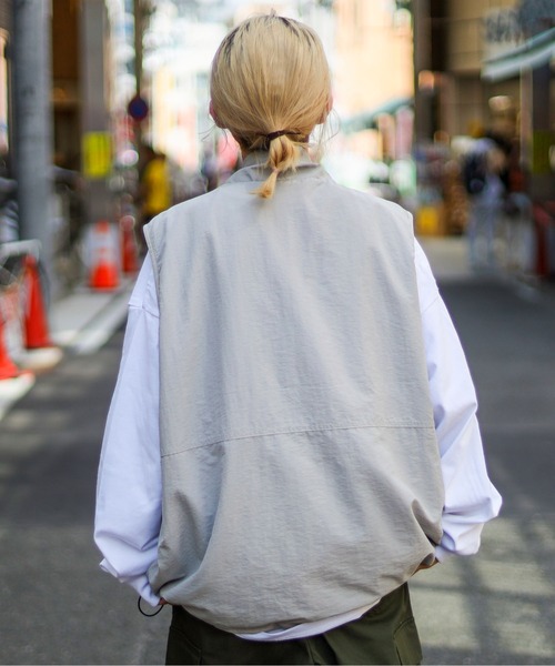 SPINNS（スピンズ）の「【ユニセックスで着用可能】ハーフジップナイロンベスト STEREO（ベスト・メンズ・グレー/ブラック/イエロー・ONESIZE）」の19枚目の写真