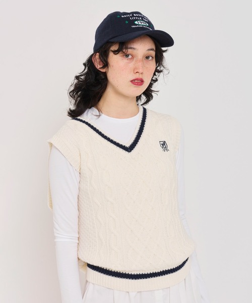 TINA：JOJUN（ティーナジョジュン）の「エンブレム付き チルデンニットベスト TINA：JOJUN（ベスト・レディース・グレー/アイボリー・M）」の4枚目の写真