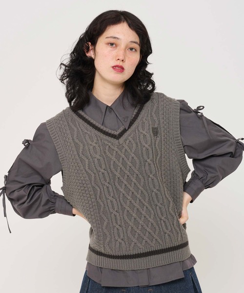 TINA：JOJUN（ティーナジョジュン）の「エンブレム付き チルデンニットベスト TINA：JOJUN（ベスト・レディース・グレー/アイボリー・M）」の9枚目の写真