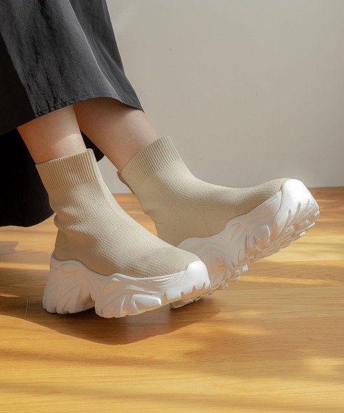 LAKOLE（ラコレ）の「スニーカーソールニットブーツ / 969369（ブーツ・レディース・ベージュ/ブラック・LARGE/MEDIUM）」の2枚目の写真