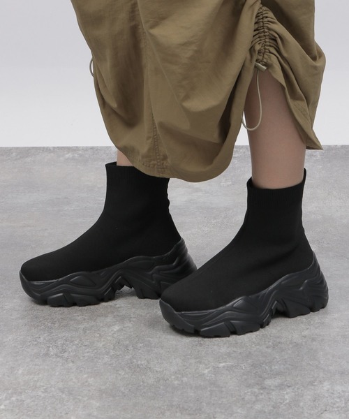 LAKOLE（ラコレ）の「スニーカーソールニットブーツ / 969369（ブーツ・レディース・ベージュ/ブラック・LARGE/MEDIUM）」の4枚目の写真